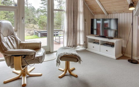 Dida - 3.1Km from the Sea: Möbel, Interior Design, Flooring, Holz, Fussboden, Decke, Zuhause, Zimmer, Wohnzimmer, Stuhl