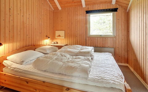 Dida - 3.1Km from the Sea: Schlafzimmer, Bett, Holz, Interior Design, Bettdecke, Decke, Bedding, Fussboden, Zimmer, Flooring