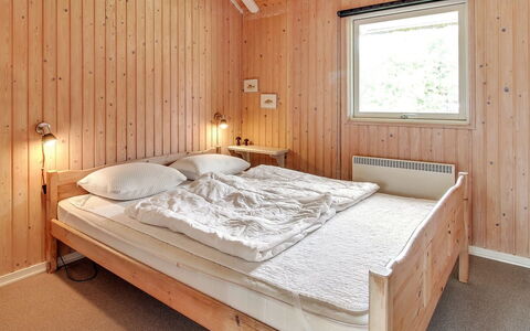 Dida - 3.1Km from the Sea: Bett, Schlafzimmer, Bettdecke, Holz, Bedding, Interior Design, Decke, Möbel, Flooring, Fussboden