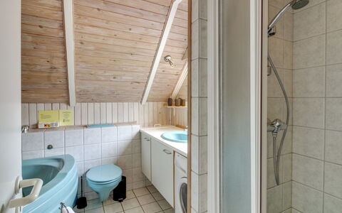Dida - 3.1Km from the Sea: Holz, Armatur, Flooring, Fussboden, Interior Design, Installation, Decke, Zapfhahn, Badezimmer, Zimmer