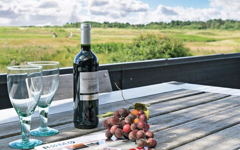 Merisa - 2.5Km from the Sea: Möbel, Tabelle, Gartenmöbel, Tisch Im Freien, Stuhl, Wein, Flasche, Picknicktisch, Weinglas, Küche & Esszimmer Tisch
