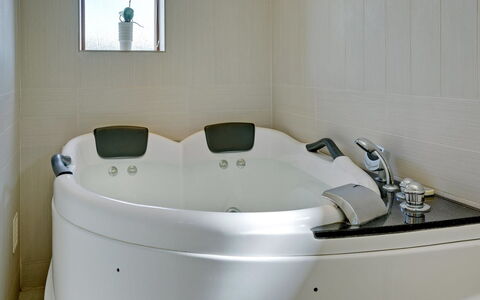 Merisa - 2.5Km from the Sea: Badewanne, Armatur, Badezimmer, Installation, Zapfhahn, Jacuzzi, Sinken, Design