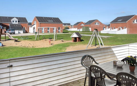 Odger - 2.3Km from the Sea: Dach, Haus, Grundstueck, Zuhause, Hütte, Estate, Gartenbauten, Schatten, Blockhaus, Landscaping