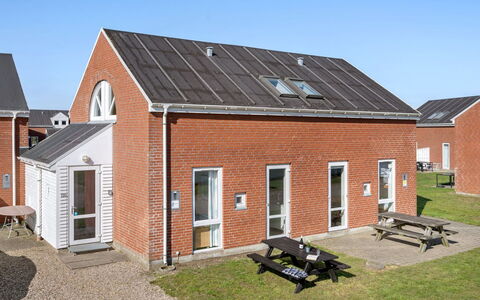 Odger - 2.3Km from the Sea: Dach, Haus, Grundstueck, Zuhause, Hütte, Estate, Gartenbauten, Schatten, Blockhaus, Landscaping