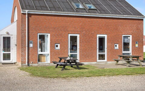 Odger - 2.3Km from the Sea: Dach, Haus, Grundstueck, Zuhause, Hütte, Estate, Gartenbauten, Schatten, Blockhaus, Landscaping
