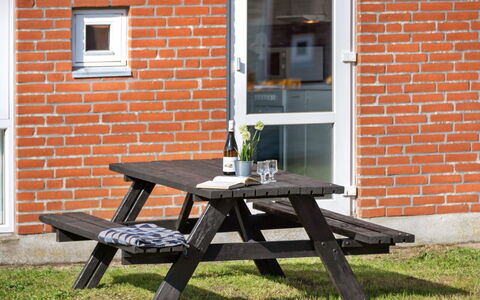 Odger - 2.3Km from the Sea: Dach, Haus, Grundstueck, Zuhause, Hütte, Estate, Gartenbauten, Schatten, Blockhaus, Landscaping