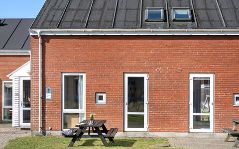 Odger - 2.3Km from the Sea: Dach, Haus, Grundstueck, Zuhause, Hütte, Estate, Gartenbauten, Schatten, Blockhaus, Landscaping