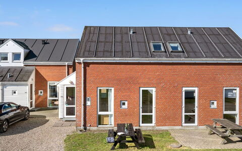Odger - 2.3Km from the Sea: Dach, Haus, Grundstueck, Zuhause, Hütte, Estate, Gartenbauten, Schatten, Blockhaus, Landscaping