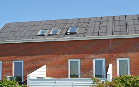 Drita - 2.3Km from the Sea: Solarenergie, Verbundwerkstoff, Solarenergie, Steigung, Backstein, Daylighting, Abstellgleis