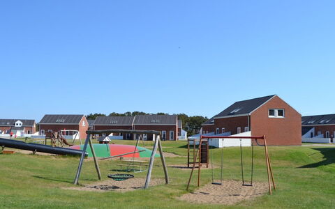 Drita - 2.3Km from the Sea: Gras, Strauch, Haus, Garten, Zuhause, Hütte, Grundstueck, Rasen, Ground