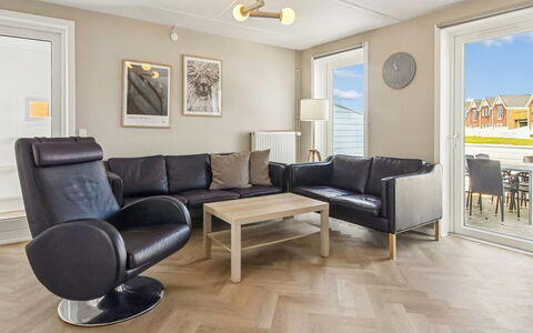 Mildred - 2.3Km from the Sea: Flooring, Fussboden, Interior Design, Möbel, Holz, Decke, Holzboden, Wohnung, Zuhause, Wohnzimmer