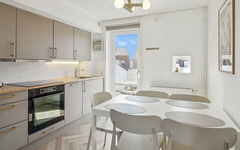 Mildred - 2.3Km from the Sea: Flooring, Interior Design, Fussboden, Holz, Decke, Möbel, Wohnung, Küche, Zimmer, Beleuchtung
