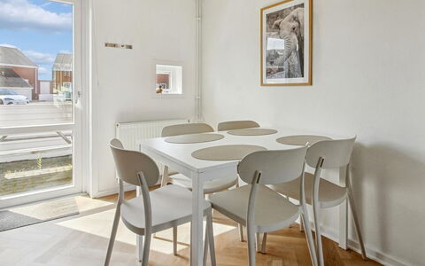 Mildred - 2.3Km from the Sea: Flooring, Möbel, Fussboden, Holz, Interior Design, Küche & Esszimmer Tisch, Stuhl, Esszimmer, Decke, Tabelle