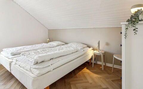 Mildred - 2.3Km from the Sea: Flooring, Holz, Fussboden, Schlafzimmer, Interior Design, Decke, Bettdecke, Bett, Bedding, Bettrahmen