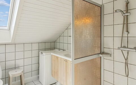 Mildred - 2.3Km from the Sea: Flooring, Fussboden, Armatur, Interior Design, Decke, Installation, Fliese, Zapfhahn, Verbundwerkstoff, Badezimmer