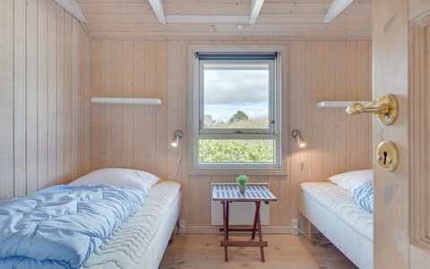Hermandine - 700M from the Sea: Holz, Schlafzimmer, Bett, Decke, Bettrahmen, Fussboden, Bedding, Bettdecke, Planke, Hartholz