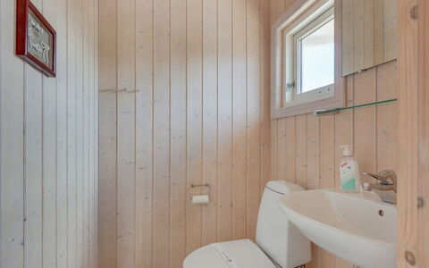 Hermandine - 700M from the Sea: Wand, Flooring, Holz, Fussboden, Decke, Armatur, Interior Design, Zimmer, Badezimmer, Bad Sink