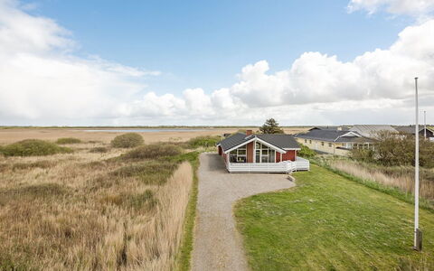 Hermandine - 700M from the Sea: Dach, Haus, Grundstueck, Zuhause, Hütte, Estate, Gartenbauten, Schatten, Blockhaus, Landscaping