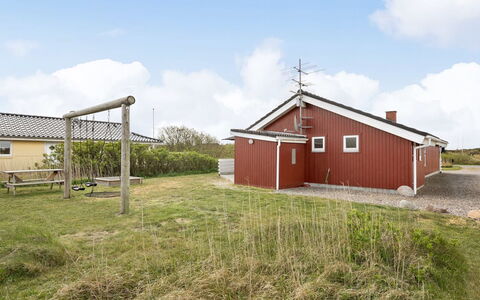 Hermandine - 700M from the Sea: Dach, Haus, Grundstueck, Zuhause, Hütte, Estate, Gartenbauten, Schatten, Blockhaus, Landscaping
