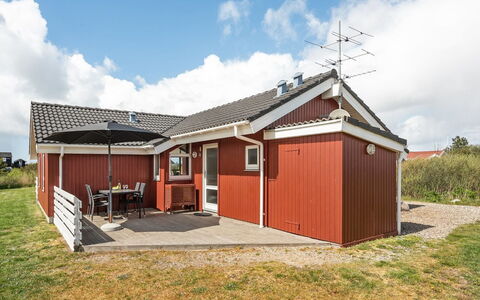 Hermandine - 700M from the Sea: Dach, Haus, Grundstueck, Zuhause, Hütte, Estate, Gartenbauten, Schatten, Blockhaus, Landscaping