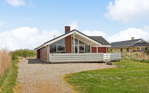 Hermandine - 700M from the Sea: Dach, Haus, Grundstueck, Zuhause, Hütte, Estate, Gartenbauten, Schatten, Blockhaus, Landscaping