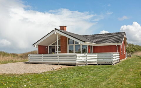 Hermandine - 700M from the Sea: Dach, Haus, Grundstueck, Zuhause, Hütte, Estate, Gartenbauten, Schatten, Blockhaus, Landscaping