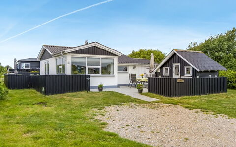 Pupa - 500M from the Sea: Hütte, Zuhause, Haus, Dach, Veranda, Estate, Abstellgleis, Gartenbauten, Bauernhaus, Garten