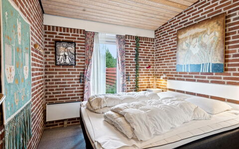 Sedine - 3.9Km from the Sea: Schlafzimmer, Bett, Backstein, Bettdecke, Bedding, Bettrahmen, Möbel, Mauerwerk, Wohnung, Linens