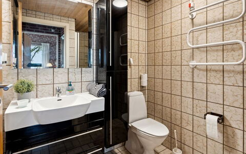 Sedine - 3.9Km from the Sea: Badezimmer, Armatur, Flooring, Interior Design, Fussboden, Bad Sink, Sinken, Toilette, Toilleten Sitz, Zapfhahn