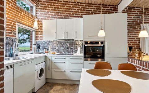 Sedine - 3.9Km from the Sea: Küche, Interior Design, Holz, Flooring, Countertop, Decke, Möbel, Cabinetry, Light Fixture, Fussboden