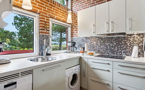 Sedine - 3.9Km from the Sea: Küche, Countertop, Küchengerät, Major Appliance, Interior Design, Cabinetry, Haushaltsgerät, Flooring, Armatur, Sinken