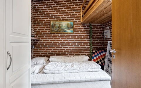 Sedine - 3.9Km from the Sea: Wand, Holz, Schlafzimmer, Möbel, Interior Design, Bett, Fussboden, Flooring, Bedding, Bettdecke