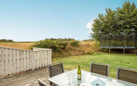 Willi - 3Km from the Sea: Dach, Haus, Grundstueck, Zuhause, Hütte, Estate, Gartenbauten, Schatten, Blockhaus, Landscaping