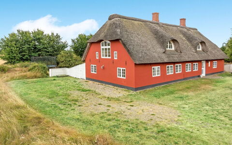 Willi - 3Km from the Sea: Dach, Haus, Grundstueck, Zuhause, Hütte, Estate, Gartenbauten, Schatten, Blockhaus, Landscaping