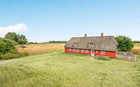 Willi - 3Km from the Sea: Dach, Haus, Grundstueck, Zuhause, Hütte, Estate, Gartenbauten, Schatten, Blockhaus, Landscaping