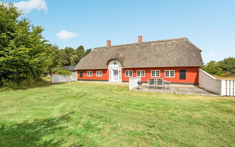 Willi - 3Km from the Sea: Dach, Haus, Grundstueck, Zuhause, Hütte, Estate, Gartenbauten, Schatten, Blockhaus, Landscaping