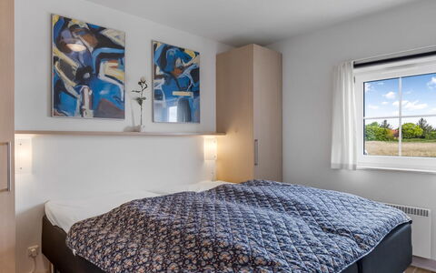 Perttu - 3.5Km from the Sea: Bett, Schlafzimmer, Interior Design, Bettdecke, Bedding, Möbel, Wohnung, Bettrahmen, Fussboden, Zuhause