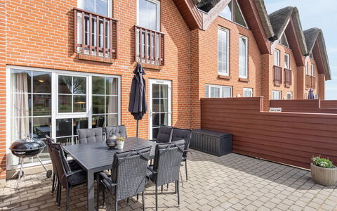 Perttu - 3.5Km from the Sea: Flooring, Fussboden, Decke, Interior Design, Countertop, Küche, Cabinetry, Zimmer, Major Appliance, Light Fixture