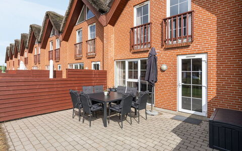 Perttu - 3.5Km from the Sea: Flooring, Fussboden, Decke, Interior Design, Countertop, Küche, Cabinetry, Zimmer, Major Appliance, Light Fixture