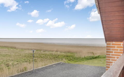 Perttu - 3.5Km from the Sea: Wohnung, Schatten, Balkon, Stuhl, Zaun, Gartenmöbel, Aluminium, Kunstrasen