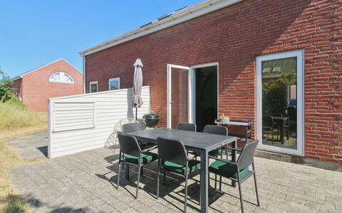 Nase - 2Km from the Sea: Strauch, Urban Design, Ground, Backstein, Wohnung, Estate, Mauerwerk, Balkon, Landscaping