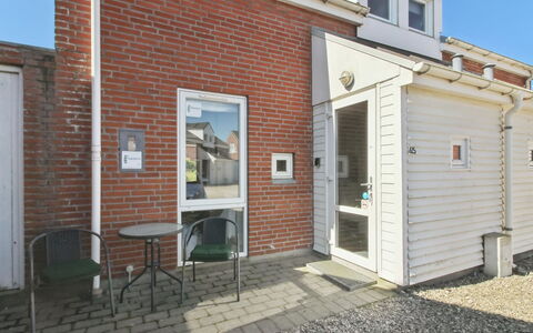 Nase - 2Km from the Sea: Strauch, Urban Design, Ground, Backstein, Wohnung, Estate, Mauerwerk, Balkon, Landscaping