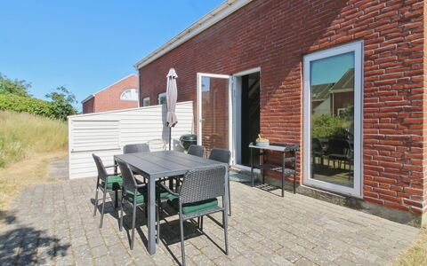 Nase - 2Km from the Sea: Strauch, Urban Design, Ground, Backstein, Wohnung, Estate, Mauerwerk, Balkon, Landscaping