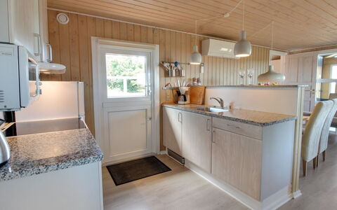 Zekine - 2.5Km from the Sea: Holz, Flooring, Fussboden, Countertop, Interior Design, Küche, Armatur, Cabinetry, Decke, Küchengerät