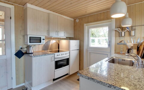 Zekine - 2.5Km from the Sea: Küche, Holz, Küchengerät, Countertop, Major Appliance, Flooring, Interior Design, Cabinetry, Fussboden, Spüle
