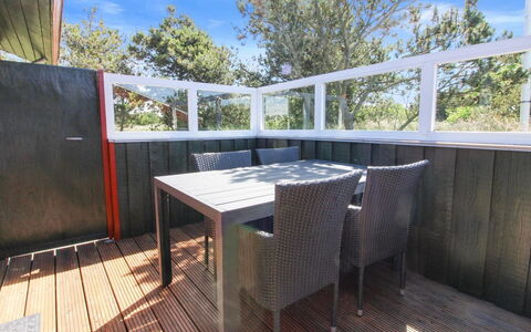 Zekine - 2.5Km from the Sea: Holz, Holzboden, Flooring, Fussboden, Hartholz, Deck, Holzbeize, Planke, Schatten, Balkon