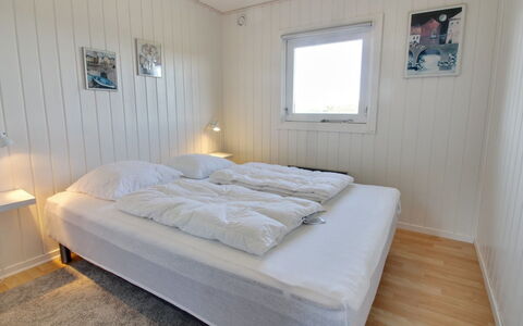 Zekine - 2.5Km from the Sea: Holz, Fussboden, Schlafzimmer, Planke, Hartholz, Holzboden, Bett, Bedding, Bettdecke, Holzbeize