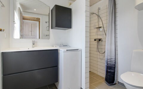 Zekine - 2.5Km from the Sea: Flooring, Armatur, Fussboden, Sinken, Interior Design, Bad Sink, Badezimmerschrank, Badezimmer, Zapfhahn, Toilette