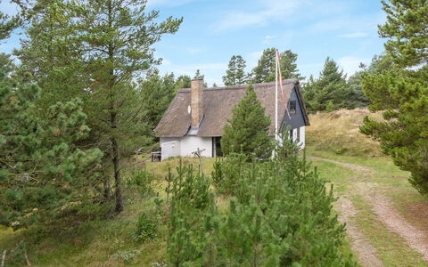 Benedikta - 2.4Km from the Sea: Haus, Zuhause, Dach, Hütte, Strauch, Abstellgleis, Tür, Garten, Bauernhaus