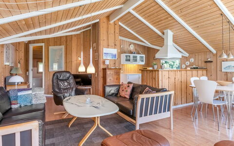 Bruna - 2Km from the Sea: Möbel, Holz, Interior Design, Flooring, Fussboden, Stuhl, Zimmer, Decke, Wohnzimmer, Wohnung